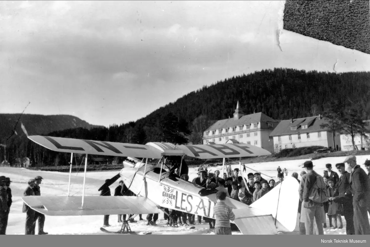 Alf Gunnestad med sitt Avro 594 Avian IV med registreringsnr. LN-ABF på Fagernes. Gunnestad foretok rundflyvninger for Allers Flyveklubb og her er flyet omgitt av et interessert publikum