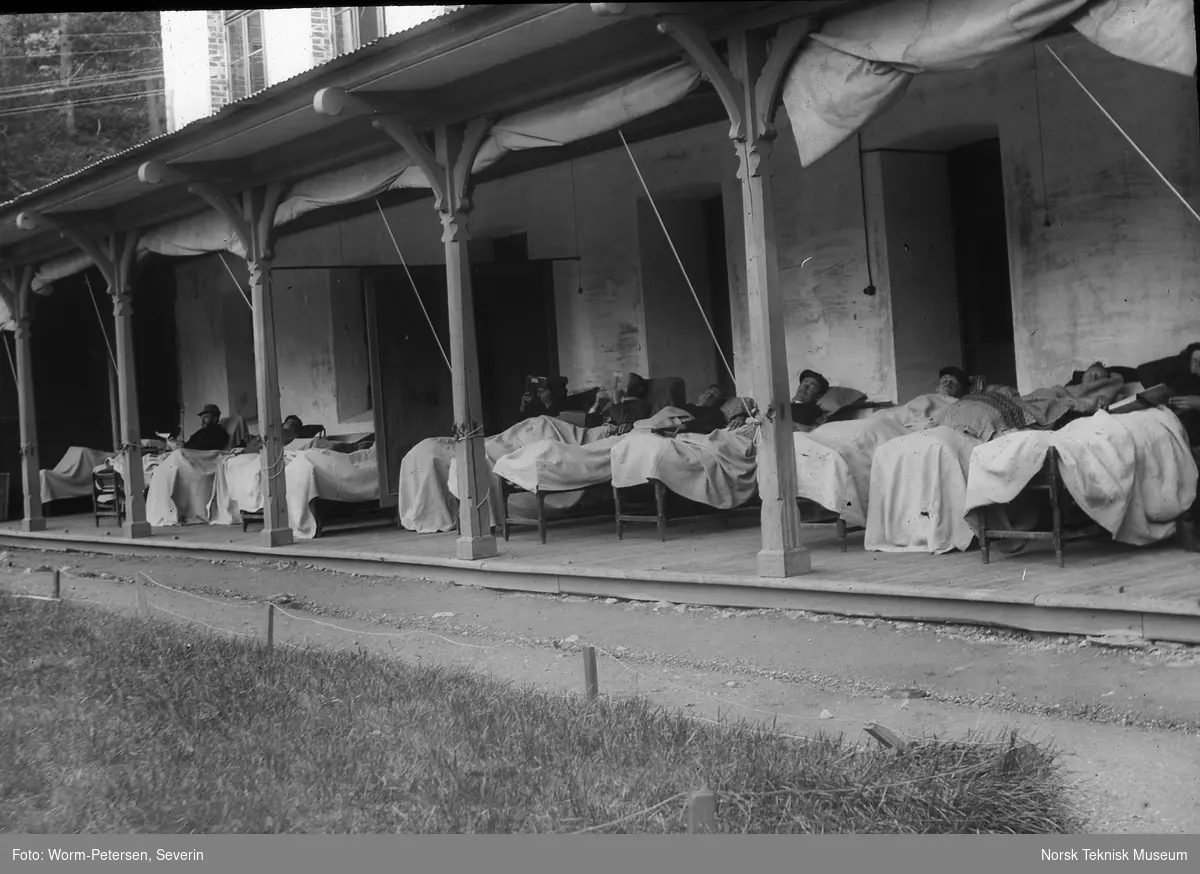 Pasienter i liggestoler, Lyster sanatorium