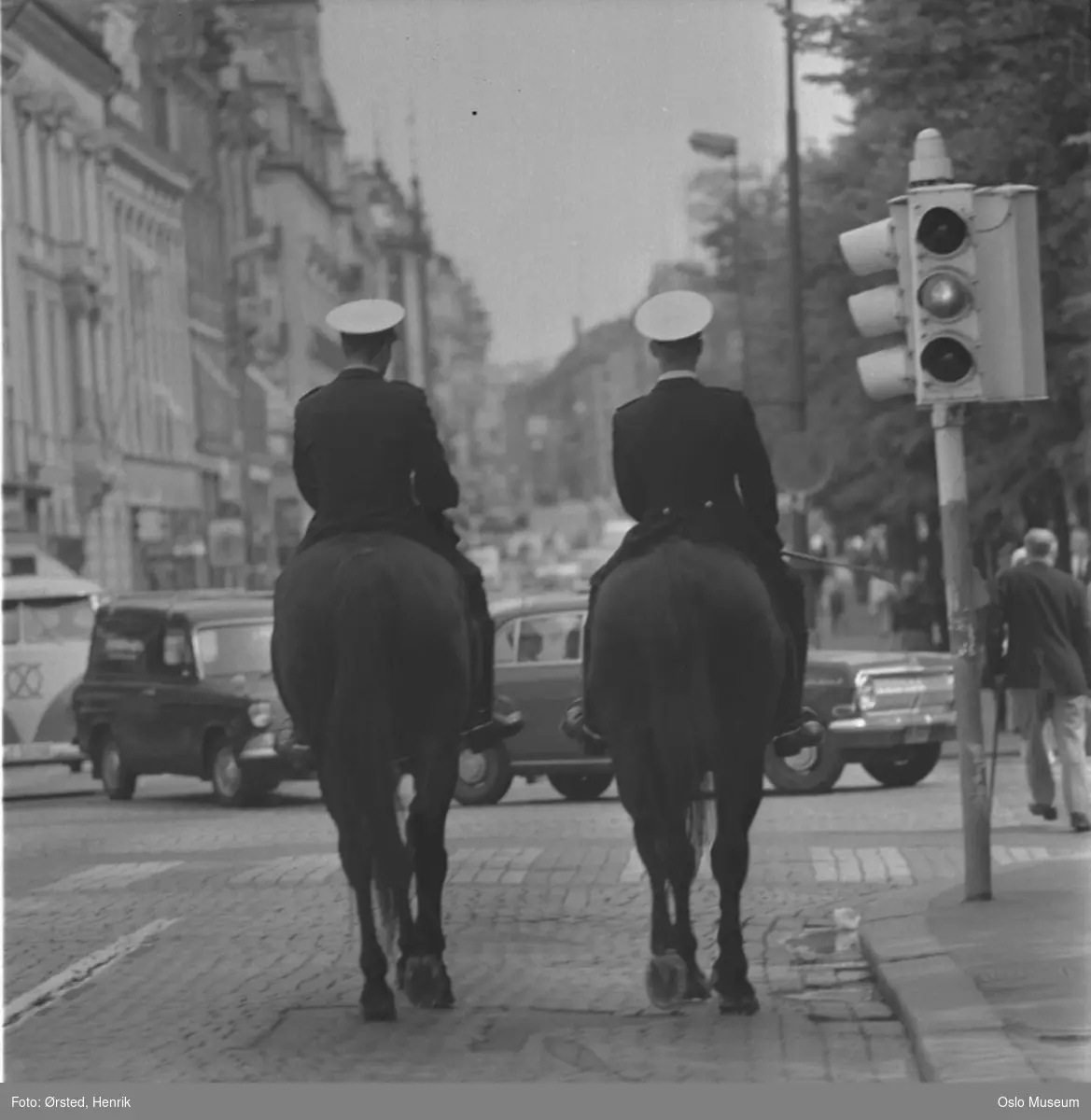 politimenn, hester, ridende politi, trafikklys, gateliv