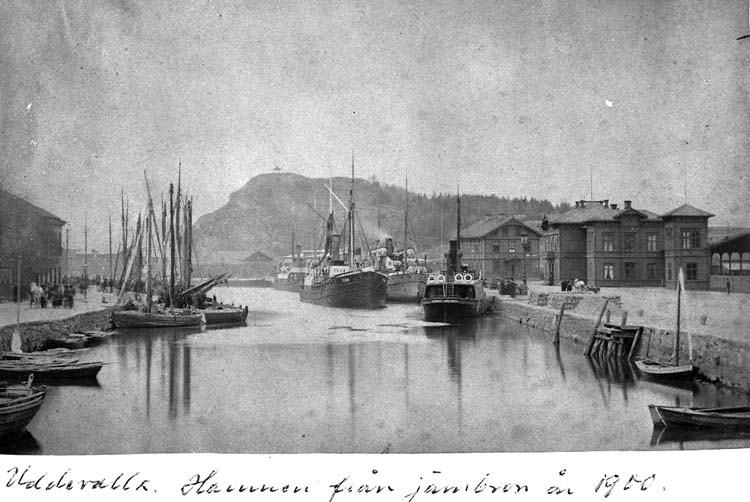 Text på kortet: "Uddevalla. Hamnen från järnbron år 1900".


