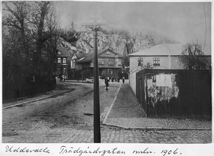 Text på kortet: "Uddevalla. Trädgårdsgatan omkr. 1906".


