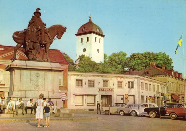 Kungstorget i Uddevalla med klocktornet och Karl X statyn