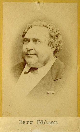 Text på kortets baksida: "Herr Carl Jacob Johan Uddman. Aktör vid Kungl. Teatern i Stockholm. Född 1821 död 1878".