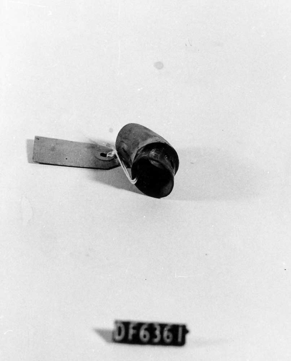 To pølsehorn som er bundet sammen. Pølsehorn ble brukt til å holde tarmene åpne under stapping av pølser. Tarmene ble tredd utenpå pølsehornet og farsen ble stappet gjennom dem.