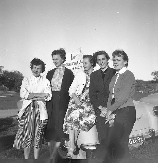 Motorkvinnor tävlingskör på Samneröd 1956