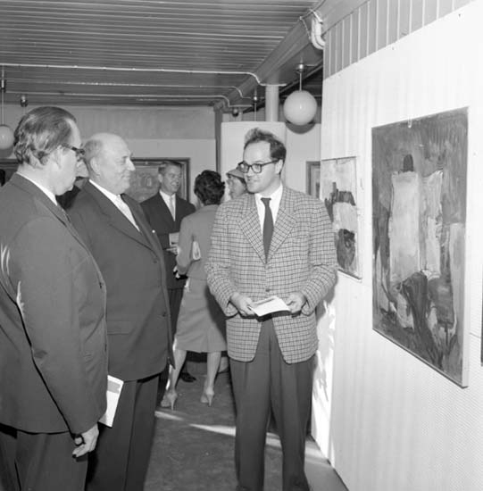 Vernissagebesökare på konstutställning i gamla bibliotekets lokaler i Uddevalla 4 oktober 1959