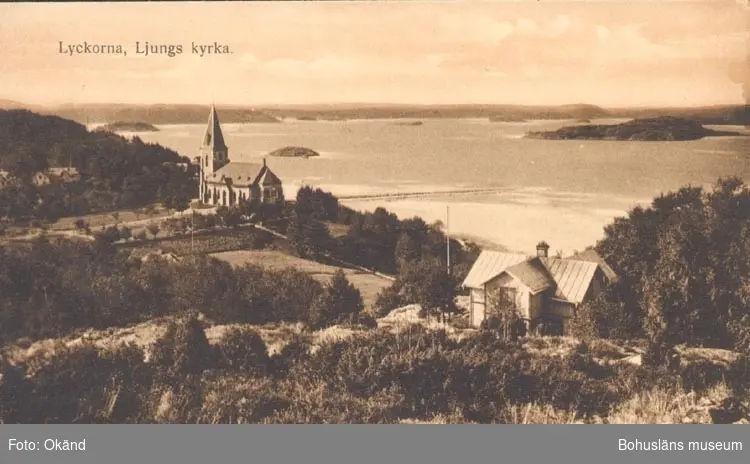 Tryckt text på kortet: "Lyckorna. Ljungs kyrka".
"Förlag: M. Johanssons Bokhandel, Ljungskile".