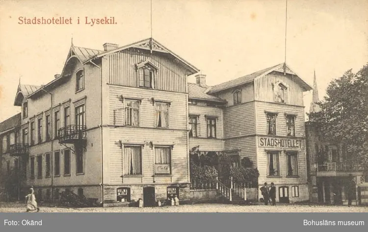 Tryckt text på kortet: "Stadshotellet i Lysekil."
"Förlag: A. Hörnfeldt, Cigarraffär."