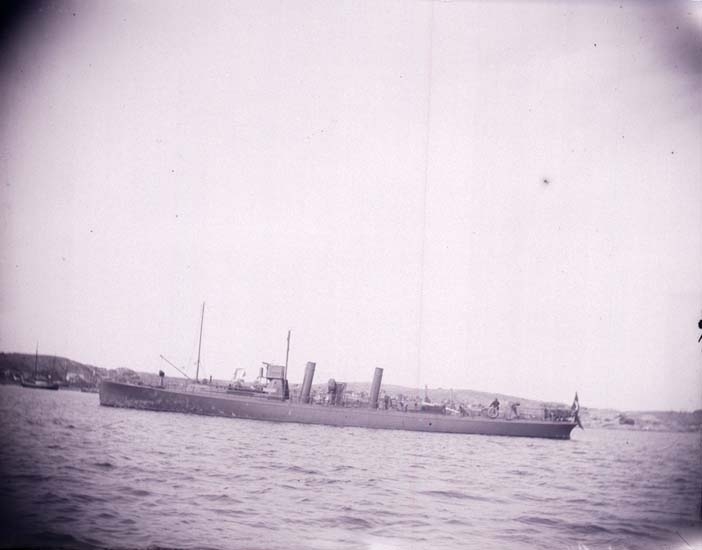 Enligt text som medföljde bilden: "Danske torpedbåten Springeren från sidan 11/8 1899. Lysekil".