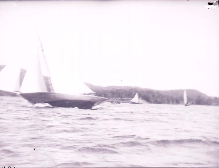 Enligt text som medföljde bilden: "Kappsegling" SSV:s utlottningsbåt före 1899 30/7 1899 Gustafsberg".