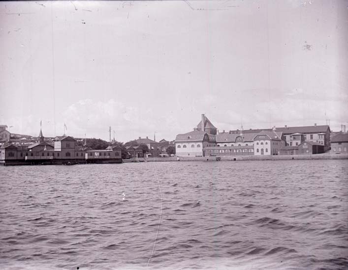Enligt text som medföljde bilden: "Strömstad, Badhusen."