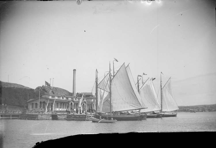 Enligt text som medföljde bilden: "Lysekil. Segelbåtarna från herrbassinen 1897."