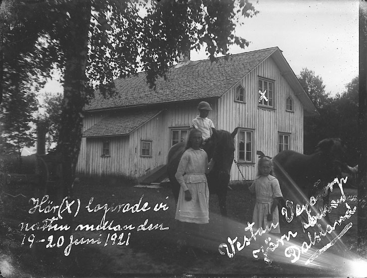 Enligt notering: "Vestan, Vegatorp. Järn socken. Dalsland 19-20 juni 1921".
Enligt text på fotot: "Här (X) logerade vi natten mellan den 19-20 juni 1921".