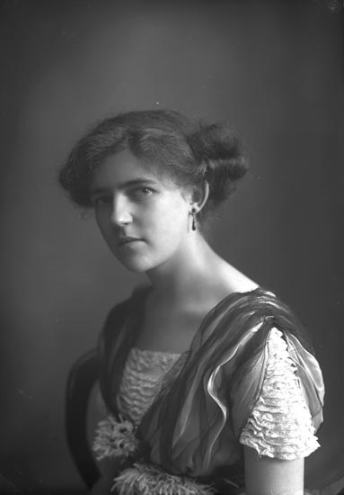Enligt fotografens noteringar: "Omkring 1912 Fru Lisa Hofström född Karlander."