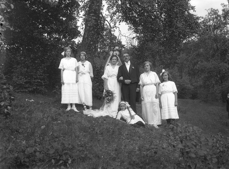 Enligt fotografens noteringar: "Omkring år 1912? Brudpar Bjelke. Bruden Astrid. Bröllop i Kvistrum."