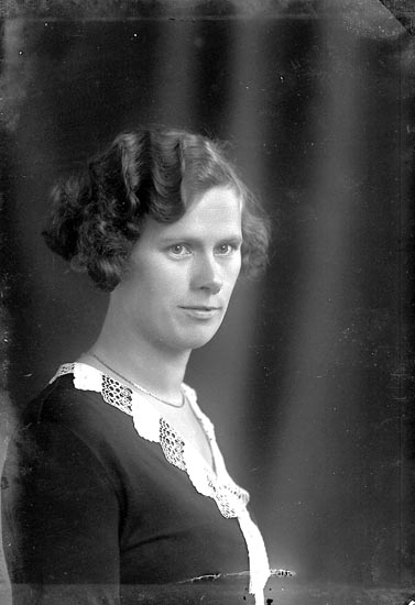 Enligt fotografens journal nr 4 1918-1922: "Berntsson, Olga Kil Hjälteby".