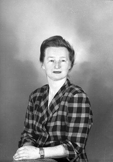 Enligt fotografens journal nr 8 1951-1957: "Eggers, Freulein Marie adr. Alice J-son Här".