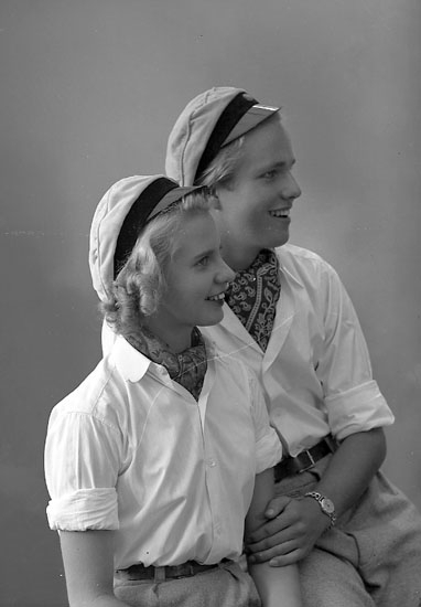 Enligt fotografens journal nr 8 1951-1957: "Strandberg, Ingvar o Birgit Här".