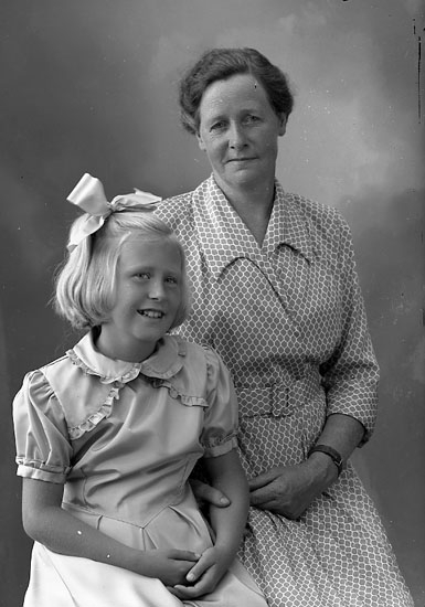 Enligt fotografens journal nr 8 1951-1957: "Fru Ada Relfsson, Evja Hjälteby".