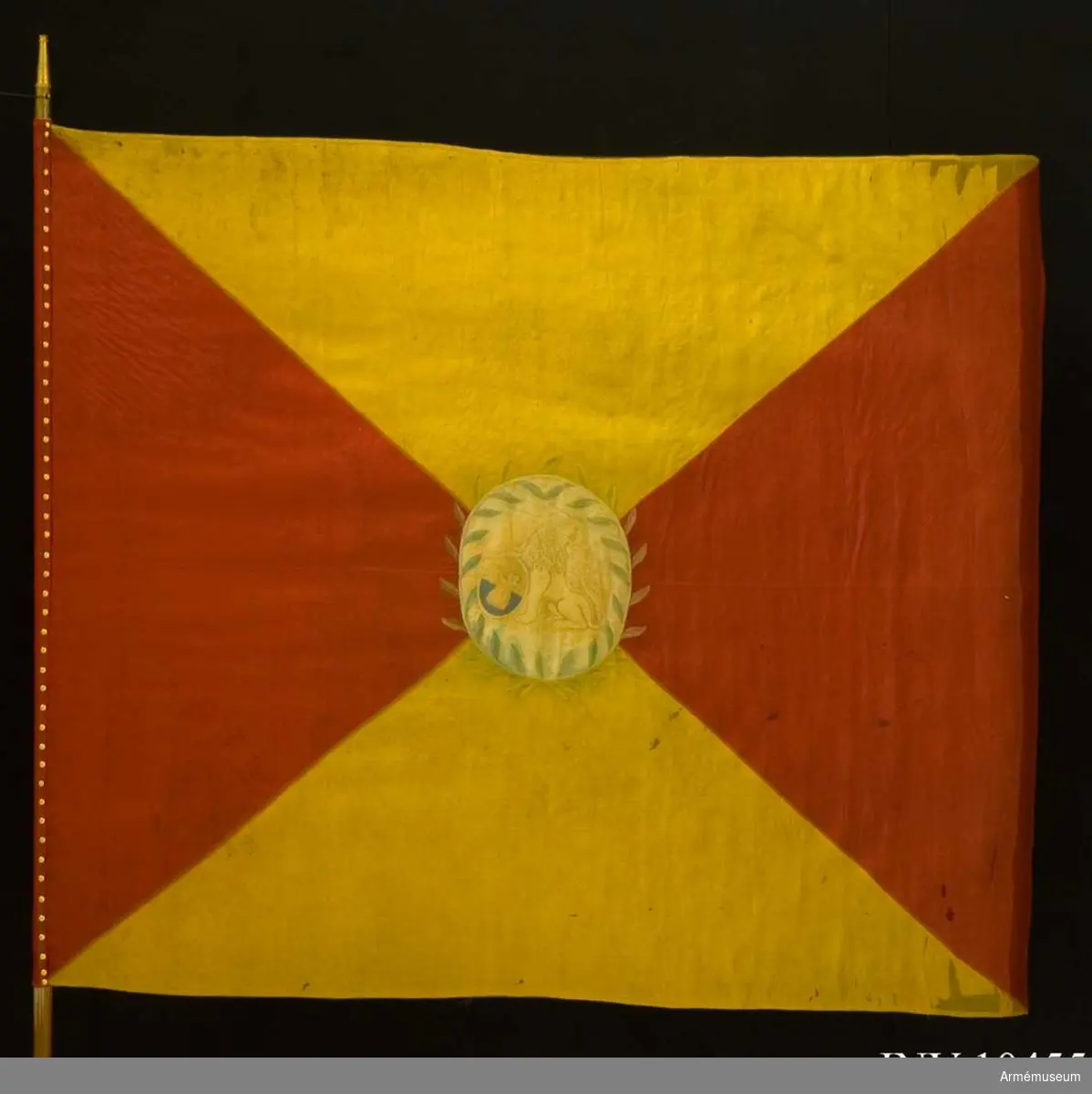 Kompanifana för Adlercreutzska regementet, som 1807 sytts om till kompanifana för Norra och Södra Skånska infanteriregementet 1812. 

Duk av sidenkypert, fyrstyckad röd och gul, i mitten broderat en sköld med Skånes vapen, omgivet av en lagerkrans.