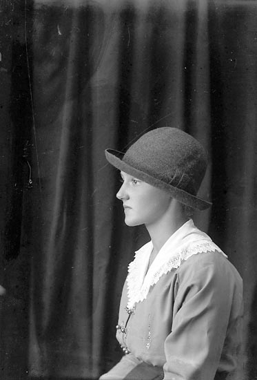 Enligt fotografens journal Lyckorna 1909-1918: "Gustafsson, Ragnhild, Ljungskile".