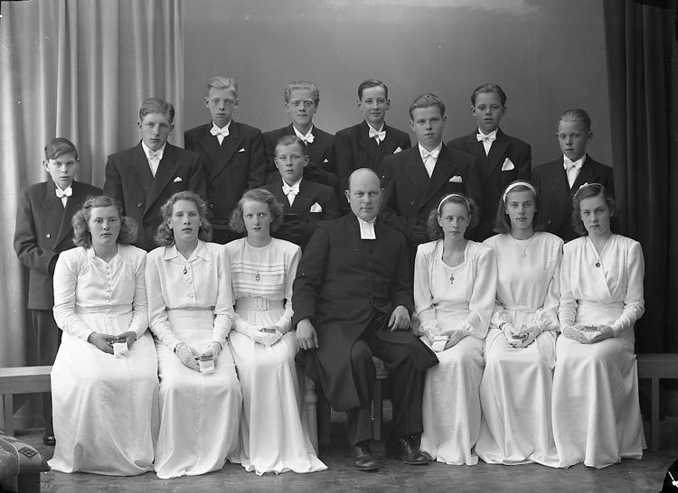 Enligt fotografens journal nr 7 1944-1950: "Norums konfirmander. Pastor Hjalmarsson".