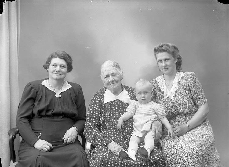 Enligt fotografens journal nr 7 1944-1950: "Hermansson, Fru Anna Stenungsund 4 generationer".