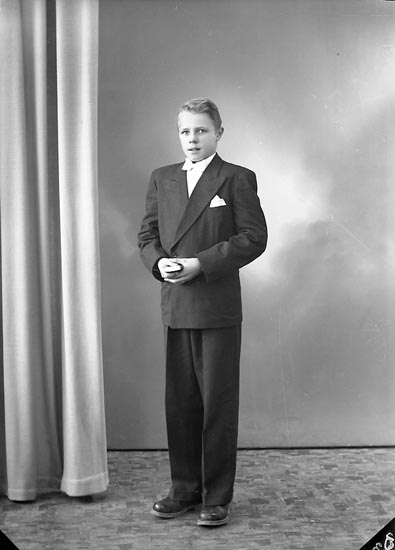 Enligt fotografens journal nr 8 1951-1957: "Andersson, Bertil Tel. 64 Varekil".