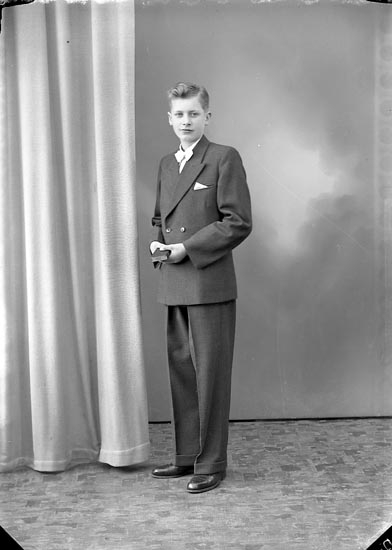 Enligt fotografens journal nr 8 1951-1957: "Johansson, Rolf Åregren Svenshögen".