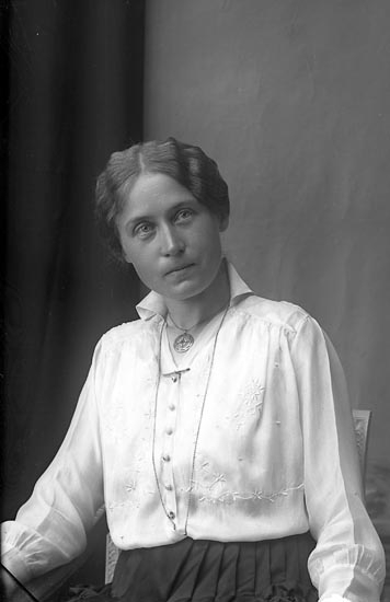 Enligt fotografens journal Lyckorna 1909-1918: "Fru Karin Petri Lillstugan Ljungskile".