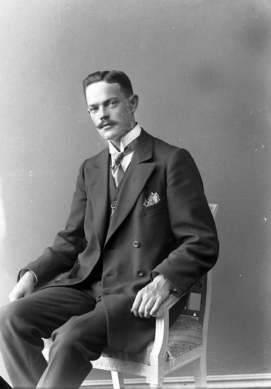 Enligt fotografens journal nr 2 1909-1915: "Andersson, Herr Karl, (Ingeniör J-son)".