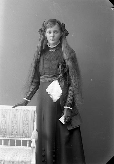 Enligt fotografens journal nr 2 1909-1915: "Olsson, Judith Stenung".