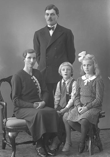 Enligt fotograrens journal nr 6 1930-1943: "Svensson, Algot Kyrkeby, Jörlanda".