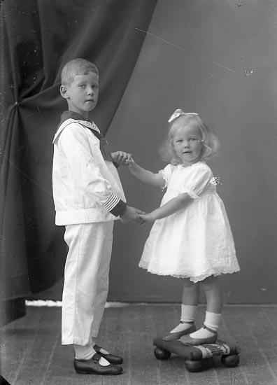 Enligt fotografens journal nr 4 1918-1922: "Berggren, Lennart o Stina".