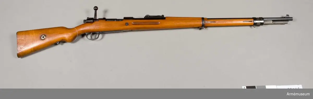 Grupp E II f
Gevär, kal 7,9 mm, system Mauser. Enligt en vid vapnet fäst lapp tillverkad 1929 i Neuhausen (Schweiz). Överenstämmer med det Tyska geväret m/1898-1906. Vapnet har stora likheter med Mausers m/1898. 