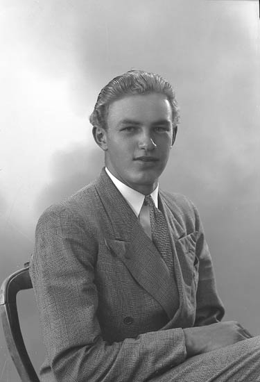 Enligt fotografens journal nr 7 1944-1950: "Fredriksson, Herr Elon Box 306 Kode".
