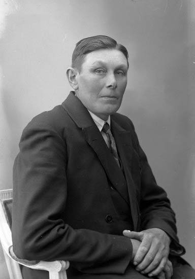 Enligt fotografens journal nr 6 1930-1943: "Olsson, Adolf Järnklätt, Här".