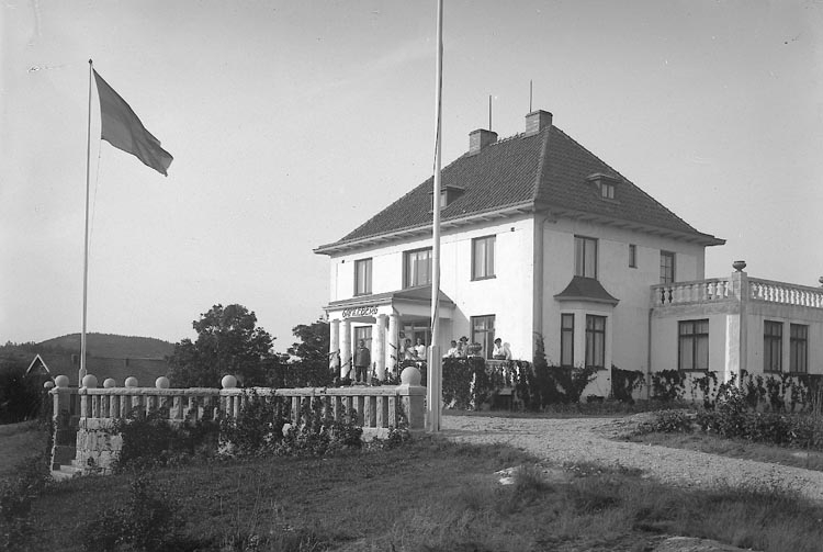 Enligt fotografens journal nr 4 1918-1922: "Gamlebergs gård med gr.".