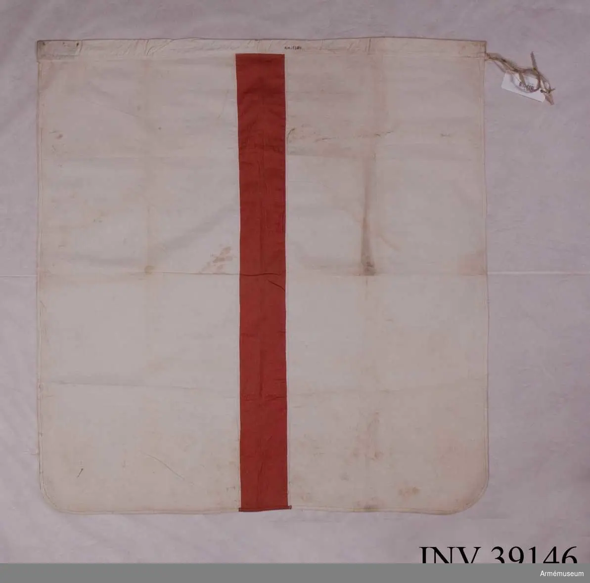 Grupp H III.

Vit flagga med ett rött tvärstreck, 10 cm brett. 
Kanal upptill, 4 cm bred, och band för fastsättning på stången. 
Måttet 87x87 cm är exklusive kanal.Enligt GK 1981.