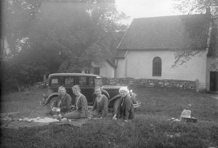 Enligt fotografens journal nr 6 1930-1943: "Enander, Ingeborg (vid Resteröds kyrka)".