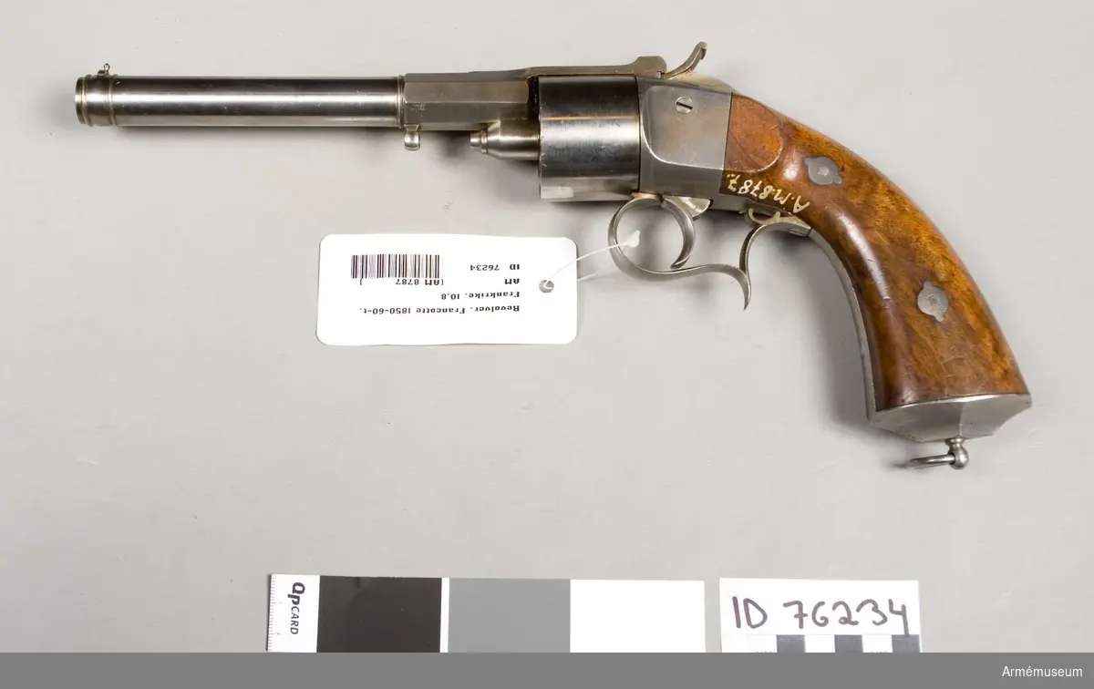 Grupp E III.
Revolver fm/obekant modell, 1850-60-t, typ Francotte, Frankrike. På pipans högra sida finns inneslutet i oval ring bokstäverna "GTJ", "BVP" och "SGDC".