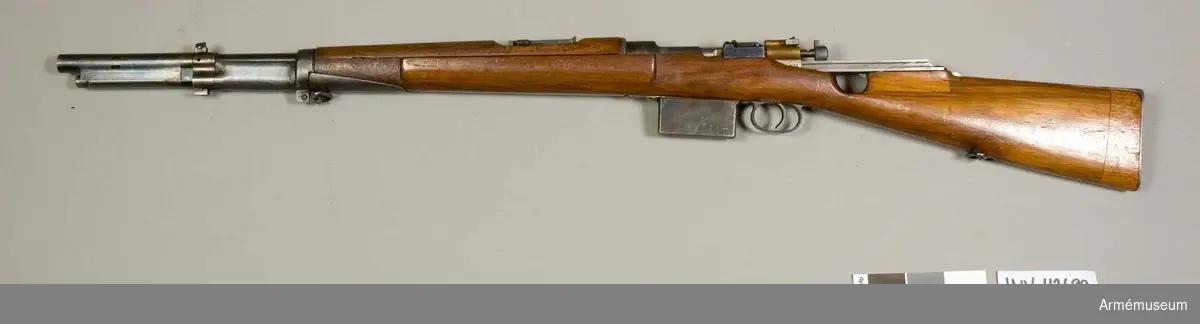 Grupp E IV e.
Halvautomatgevär. Försöksmodell 1907. Gevärets ursprungliga nummer "203935". 
Gjord av ett gevär m/1896. 1940-tal.