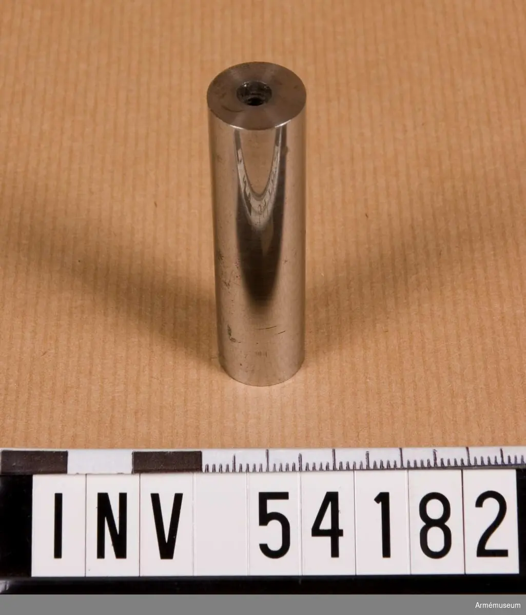 Grupp E VIII.
0,49 mm.
Ingår i en sats instrument för besiktning av studsare- och  flankörpistol m/1850. Satsen omfattar kalibertolkar, sadelbleck för kolv och pipa, brillor, skiva till  låsskruv, krypbleck för lås och andra delar och låda.