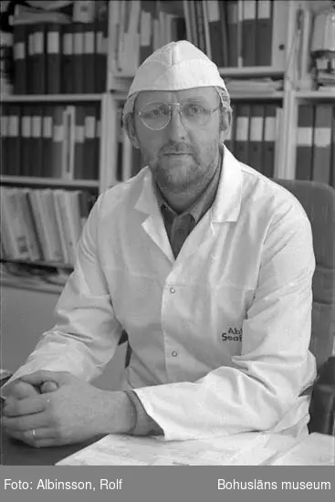 Enligt fotografens noteringar: "Bengt- Arne Karlsson, fabrikschef på sillavdelningen."

Fototid: 1996-03-14.