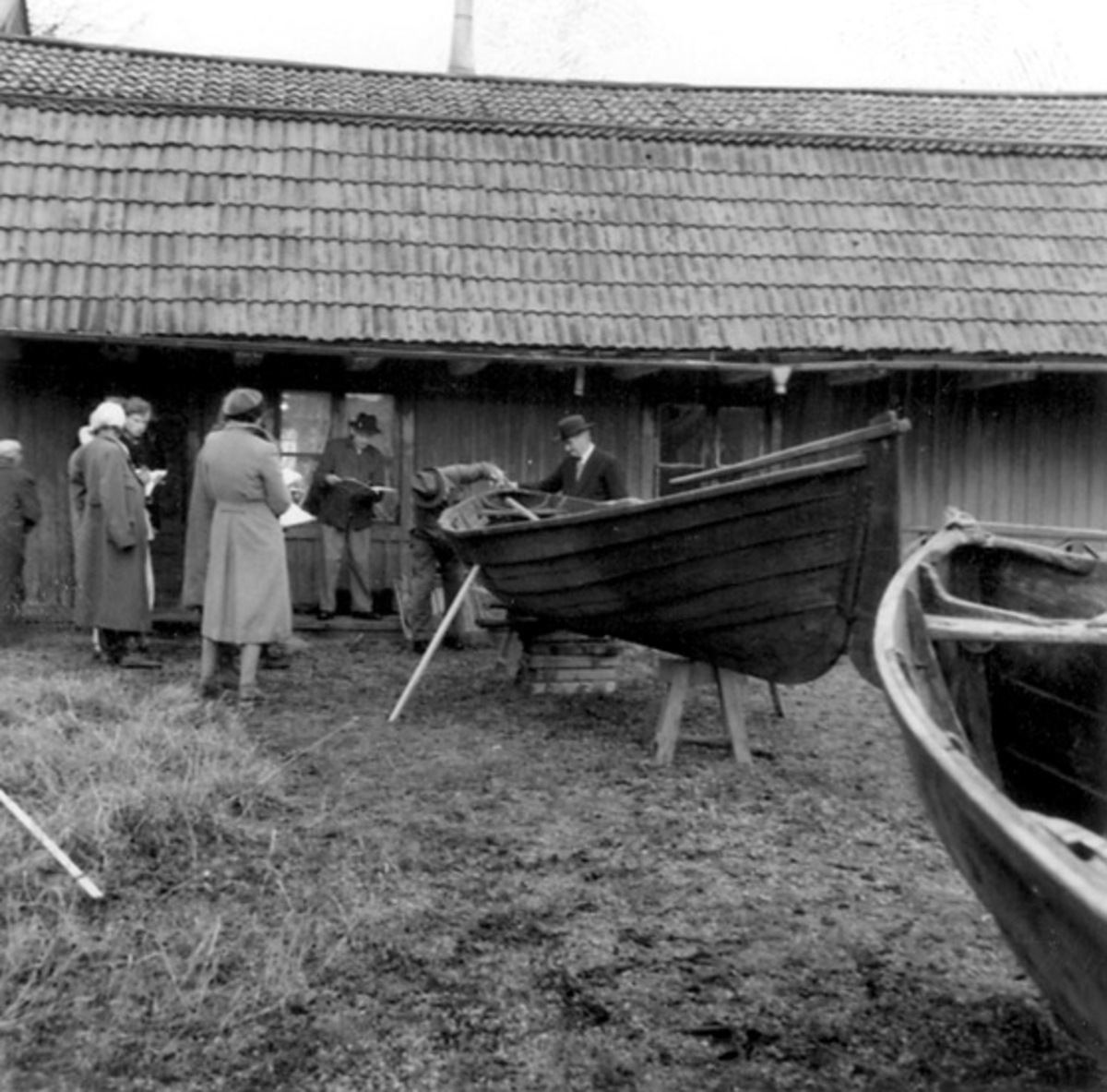 Fotot ät taget: 1958-11-12 - 1958-11-13
Skötbåt byggd av båtbyggare Arvid Engström 1901 för fiskare K. F. Juhlberg, båda från Vaxholm.
Stockholms högskolas kurs i båtuppmätning 12-13 Nov. 1958.
