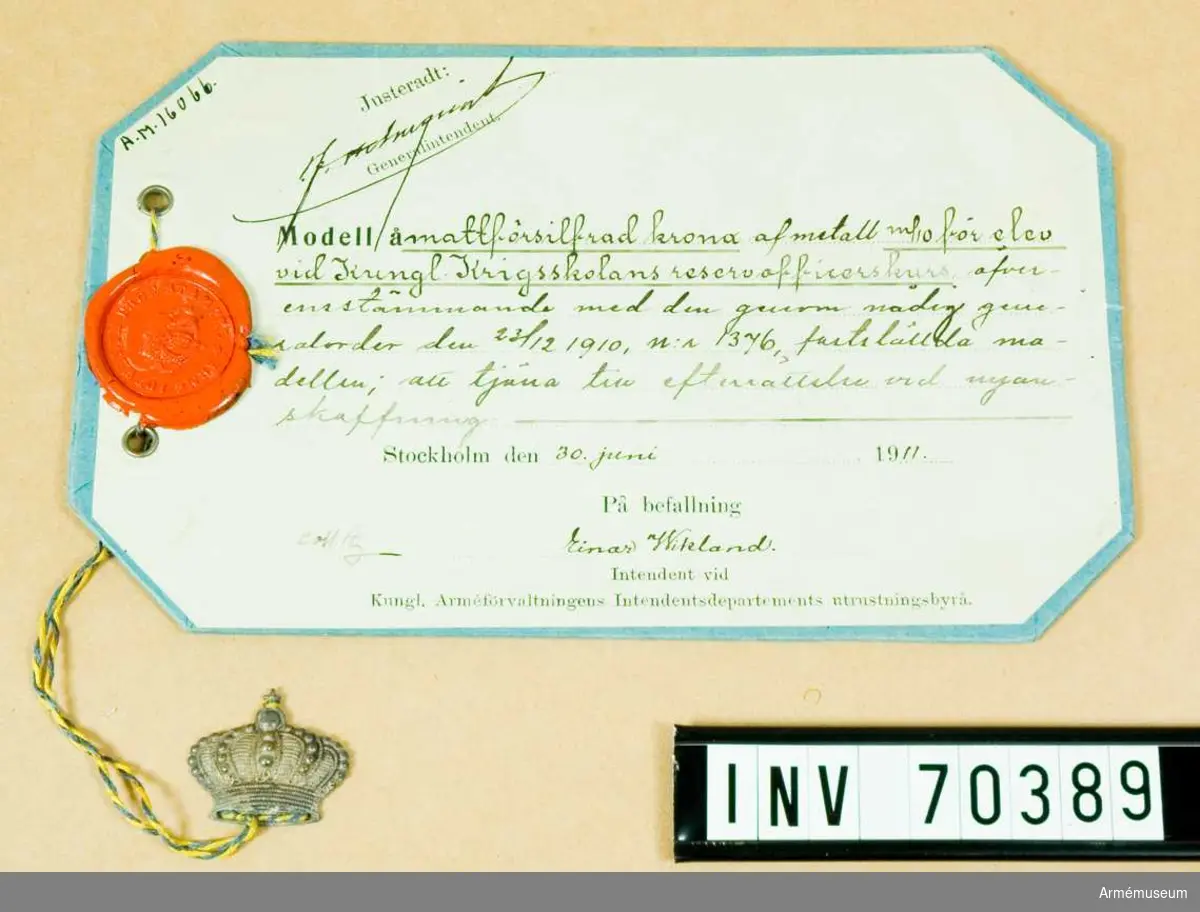 Grupp C:I.
Mattförsilvrad krona av metall m/1910 för elev vid Kungliga Krigsskolans reservofficerskurs.