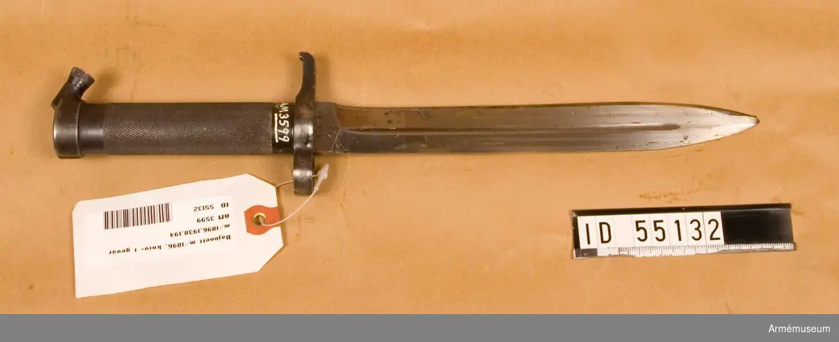 Knivbajonett m/1896 t gevär m/1896,1938 o automatgevär m/1942. Helt tillv. av stå med rörformigt lättrat grepp med konisk låsknapp och pipring. Rak, eneggad klinga med smal blodskåra på båda sidor. Klingans bredd vid fästet: 25 mm. Pipringens id: 15,5 mm. vikt 120 gr, tillv.nr: 626.