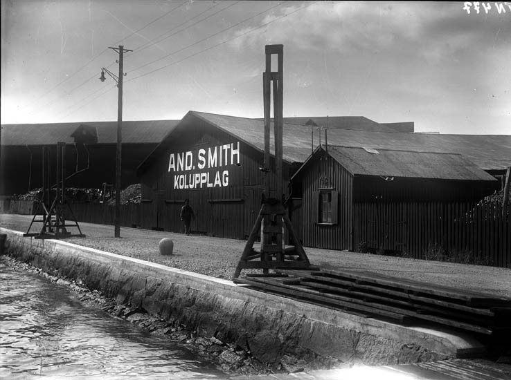 Enligt tidigare noteringar: "And. Smiths kolupplag i Uddevalla hamn."