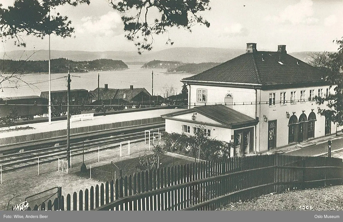 gangvei, stakitt, jernbanestasjon, stasjonsbygning, togsett, utsikt, fjord, øyer