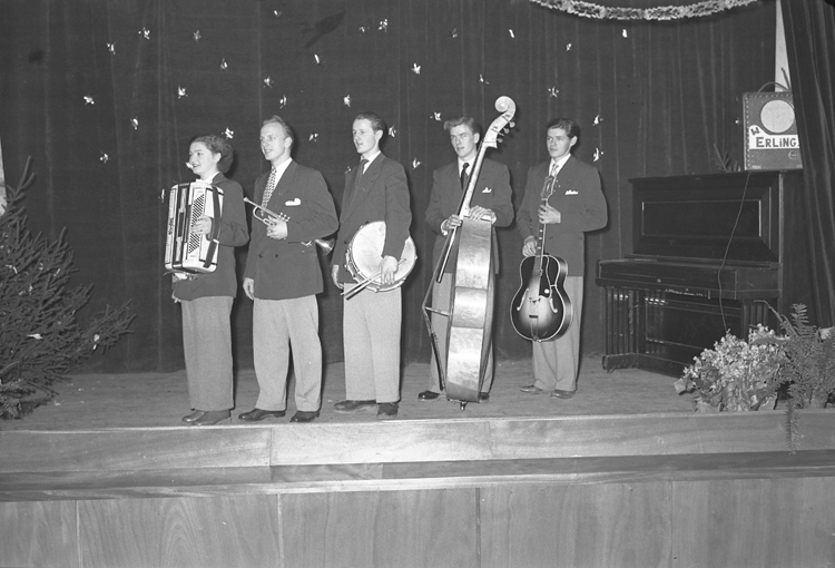 Text till bilden: "Willy Erlings orkester. Folkets Hus. B-sal. 1949.12.18"












i